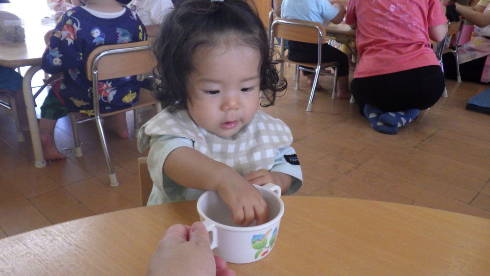 ウサギ組の離乳食を食べている子もシロップなしのふわふわかき氷をお味見♪
「何これ!?」
普段あまり見ないような、顔をしかめて驚いた表情を浮かべていました!
不思議な物は触って確かめる!
指先で、かき氷のふわっとした冷たい感触を楽しむ姿もありました♪
かき氷のおかげで暑さがやわらぎ、楽しい時間になりました♡