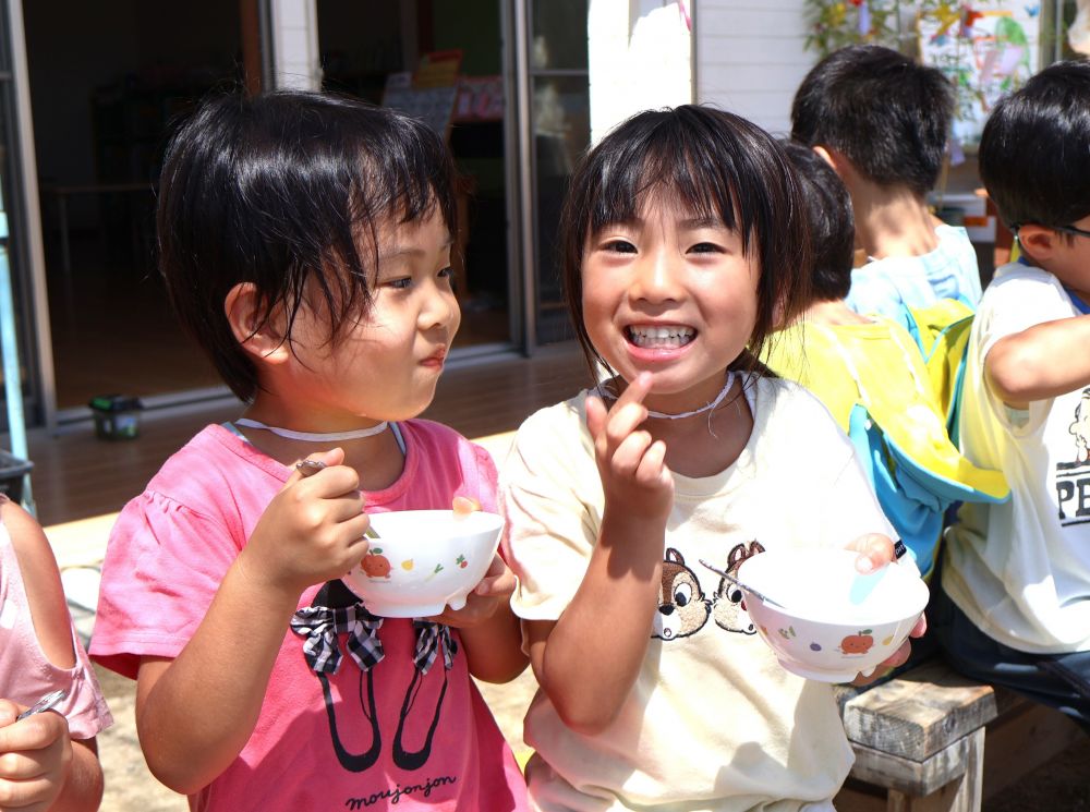 園庭のかげで涼みながらみんなで一緒に!
「Iちゃんの歯、どうなっとる!?」
ブルーハワイを食べて色がついた歯を見せながら
友達と楽しむ♡