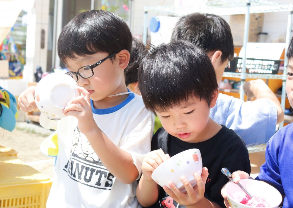 最後の最後まで夢中になって食べるRくんとTくん
「もうなくなっちゃった!」
あっという間に完食♡
これからもいろいろな思い出を
いっぱい作ろうね♡