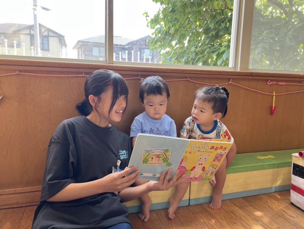 7月1日～3日。
日比崎中学校のお姉ちゃん達が、
職場体験に来ました。

0.1.2歳児クラスに入ってもらい、
絵本を読んでもらったり…
水遊びやプールをしたり…
たくさん一緒に遊んでくれました😄
