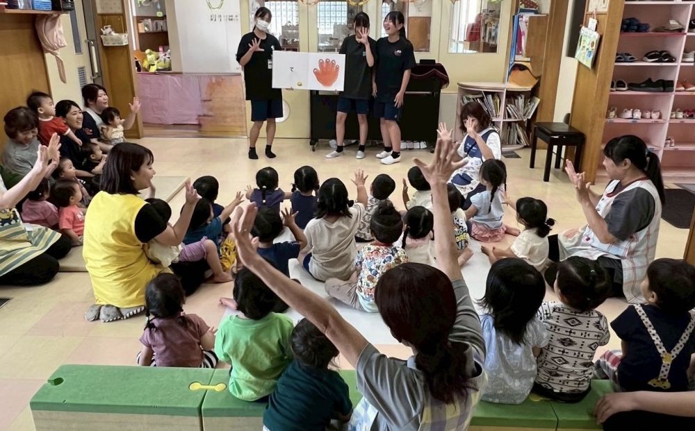 最終日に、お姉ちゃん達が、

【だるまさんの】
大型絵本を読んでくれました📖

みんなもまねっこ～✋