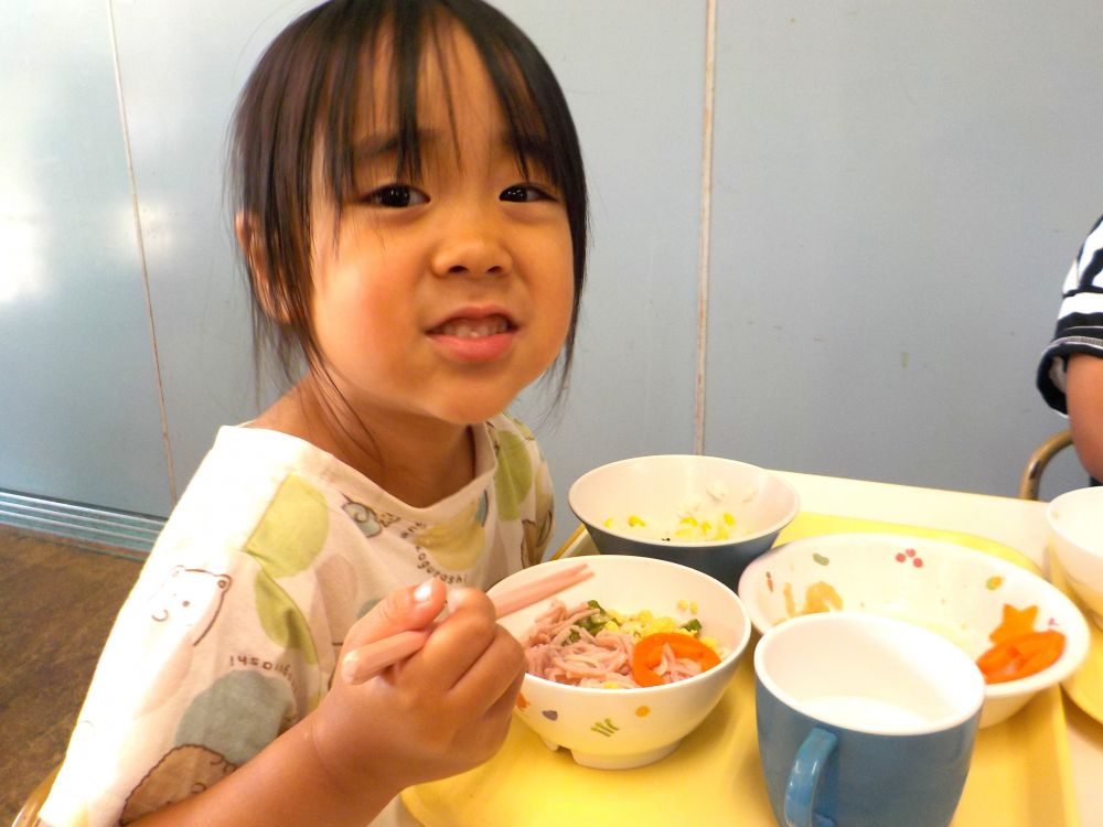7月7日は【七夕】の日です。
日本古来より伝わる七夕行事では天の川に見立てた【そうめん】やお祝いの日に食べられるちらし寿司など暑い日でも食べやすいメニューがよく知られていると思います。
園でも今日の献立は【七夕そうめん】や【コーン(とうもろこし)ライス】を給食に出しました。
そうめんは暑い日にピッタリですね♡
星形に抜いた人参を
「何個あるかな~」
などと言いながら楽しい給食時間を過ごしました。
今日の夜・・・天の川が見れるかな♡
