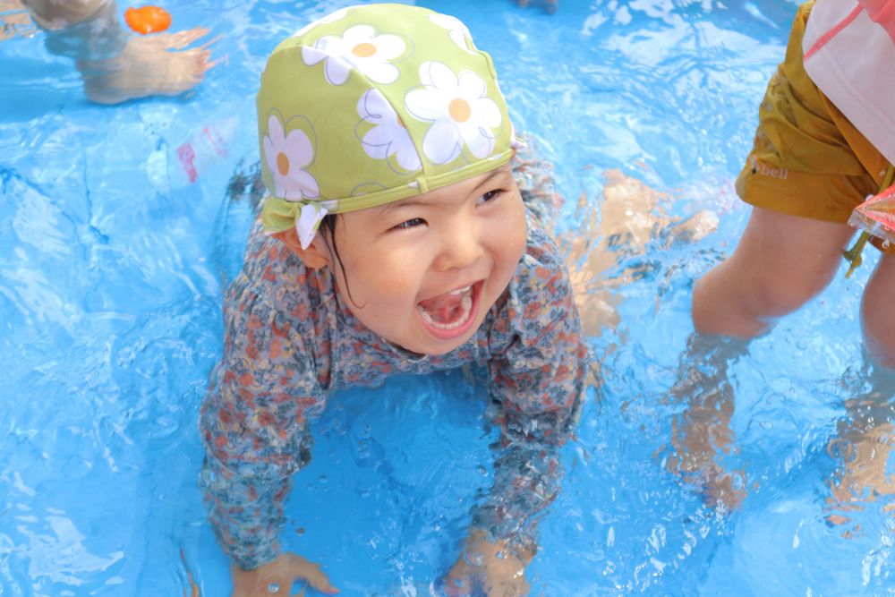 Hちゃんは全身で浸かるのが楽しい!
「みて!気持ちいいよー!」
「ワニのおとうさん♪ワニのおとうさん♪」
ワニの手遊び歌を歌いながら、水に浸かりワニになった気分♡
手や足を使って、水の中を思いっきり動いて楽しみます
