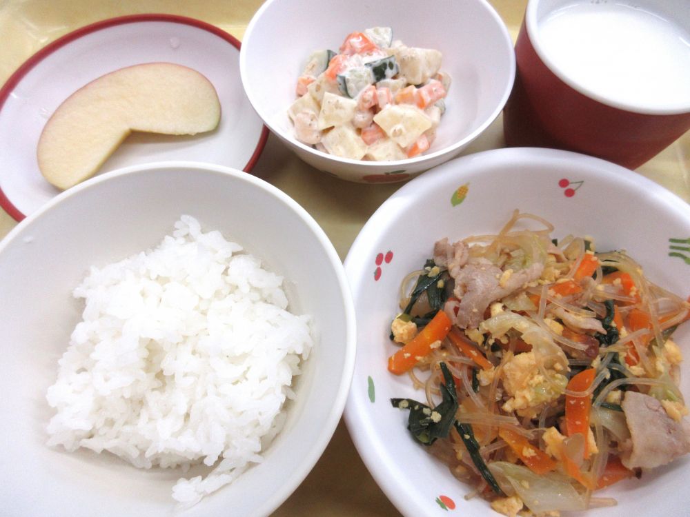 ご飯
ニラ玉春雨
じゃが大豆サラダ
りんご
牛乳