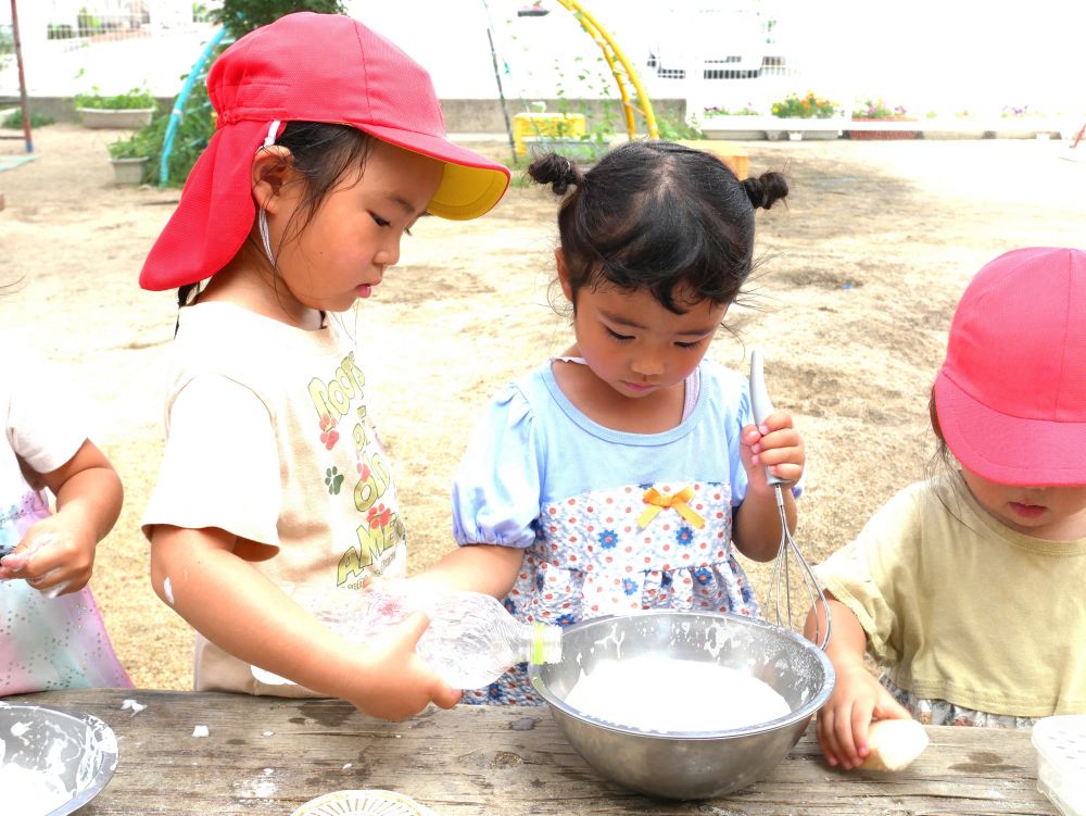 泡を使った遊びでは・・・ 見て触って匂って・・・♡
五感で感じて楽しんでいます
水や石鹸の量を調整したりと工夫もみられました
『あわあわになってきたけどなんか違う?』
『水を足したらどうかな?』
友達と協力して楽しみます