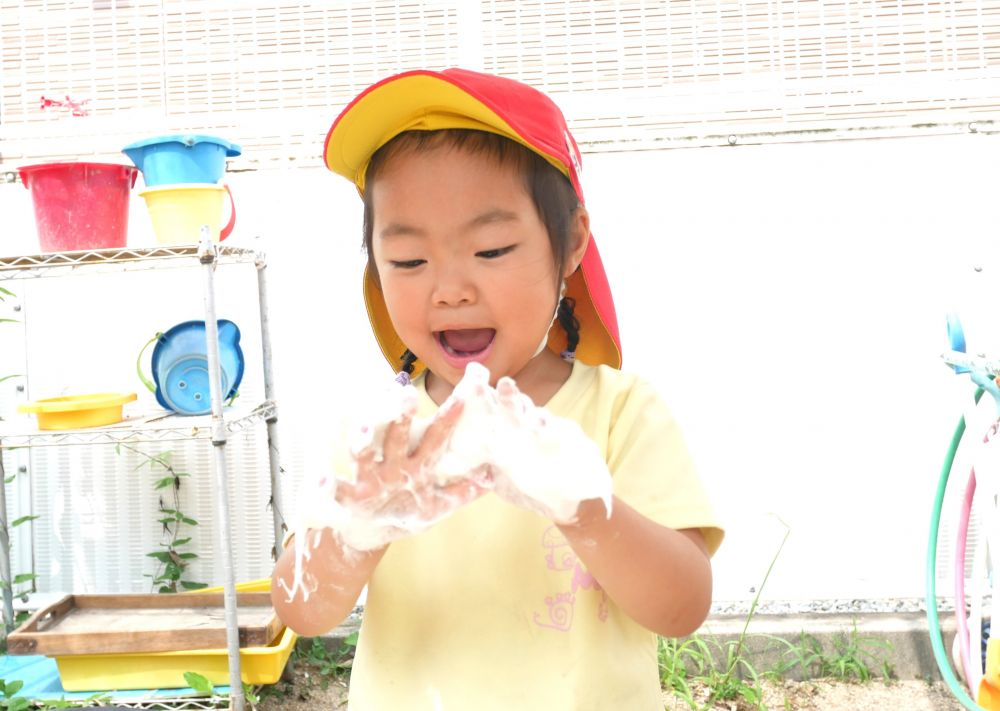 『わぁ~!!あわあわだー♡気持ちいい~』
ダイナミックに遊びを楽しむRちゃん