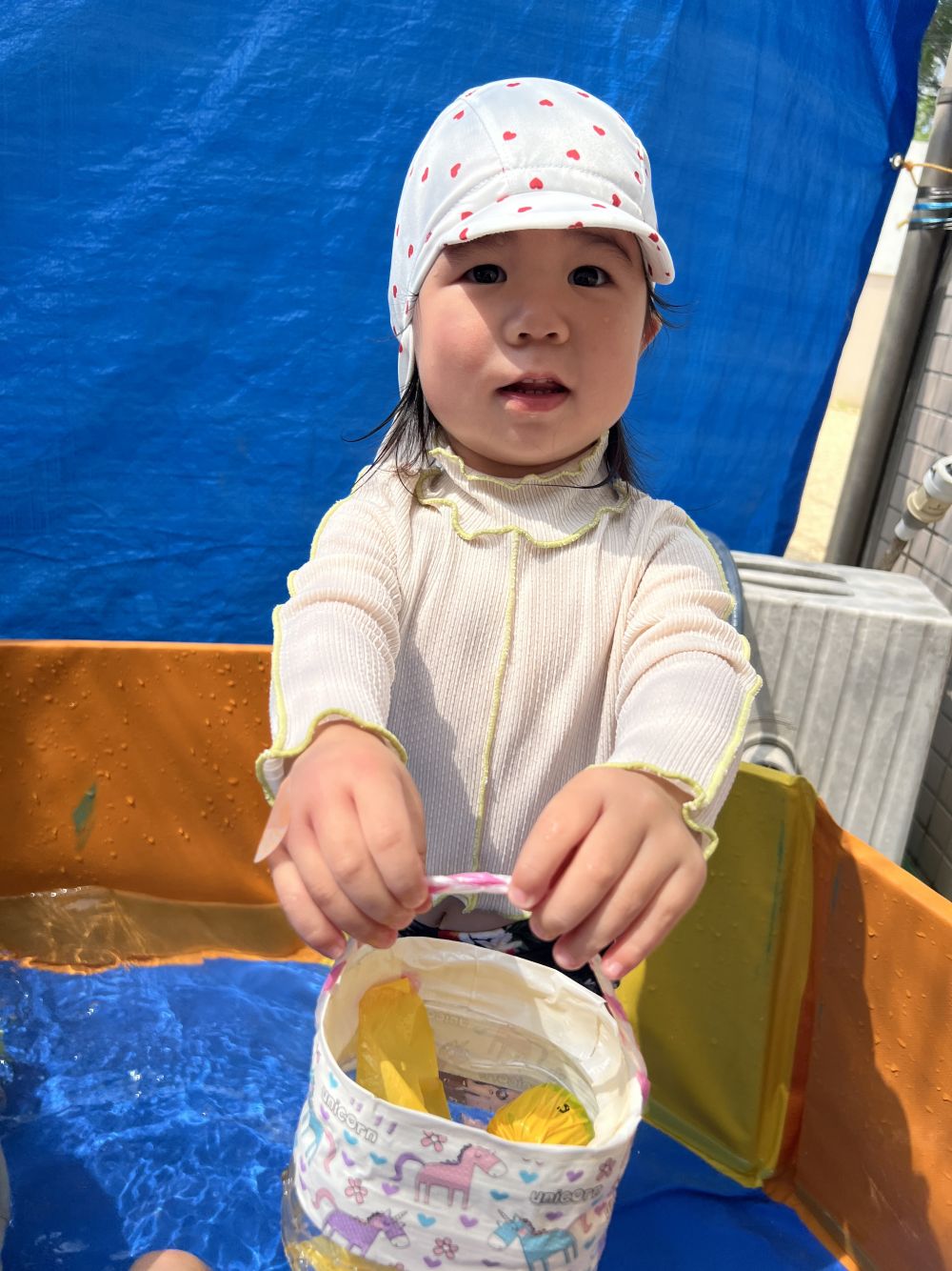 ヒヨコ組にあたらしいお友達が入園しました。
皆と一緒にプールたのしんだよ!
「みてー!!」と捕まえた金魚を見せてくれました。