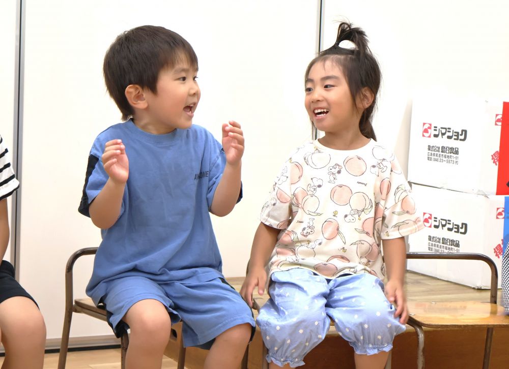 みんなで毎日コツコツ回して作った梅シロップが
ついに完成♡
自分たちで作った物だからこそワクワクがいっぱい♡
「酸っぱいんかね~」
「ジュースじゃけ、甘いんじゃない??」
どんな味がするのか友達と予想しあいながら
ドキドキ・ワクワクが止まらない…♡