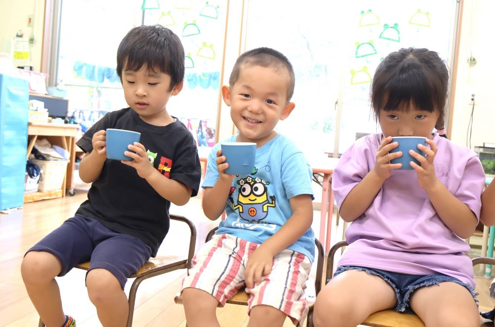 コップに注がれた梅ジュースを
じーっと見たり、匂ってみたり…。
「なんか酸っぱい匂いするような…」
「梅の匂い!!」
みんなの感じ方もそれぞれでおもしろい☆