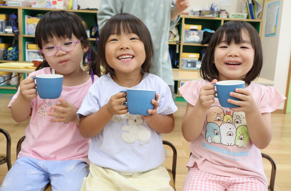 「かんぱ~い!!」
みんなで乾杯をして飲んでみる☆
「あまっ!!」
「ちょっと酸っぱ~い」
「こんな味なんじゃね!」
みんなで作った梅シロップは大成功☆
自分たちで作った物を実際に食べてみる経験を活かしながら
食への興味が広がればと思います♡