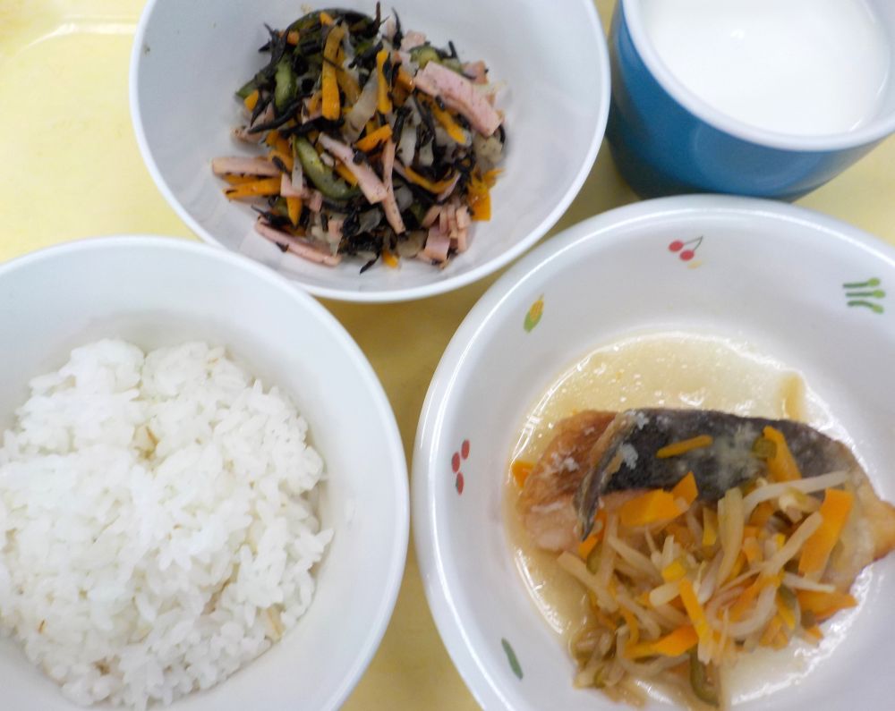 麦ご飯
鮭の南蛮漬け
ひじきマリネ
牛乳