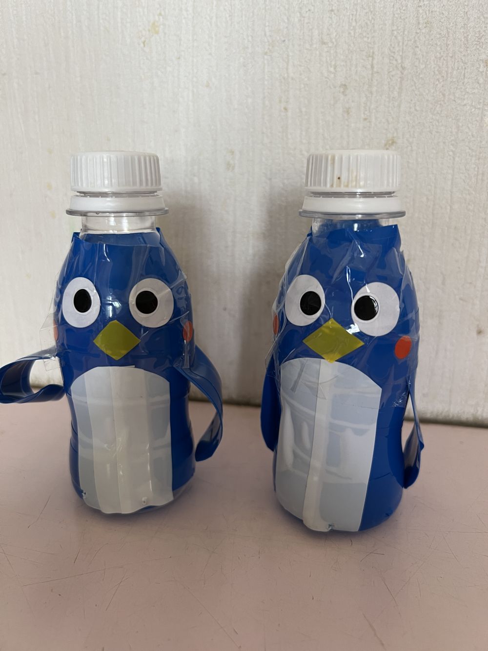 1歳児 ヒヨコ
『ペンギンシャワー』
お水をいれるとシャワーのように水がでます!!
キャップを閉めると水が止まったり
開けると水が出たり・・・
水遊びやお風呂で使って遊んでね😊