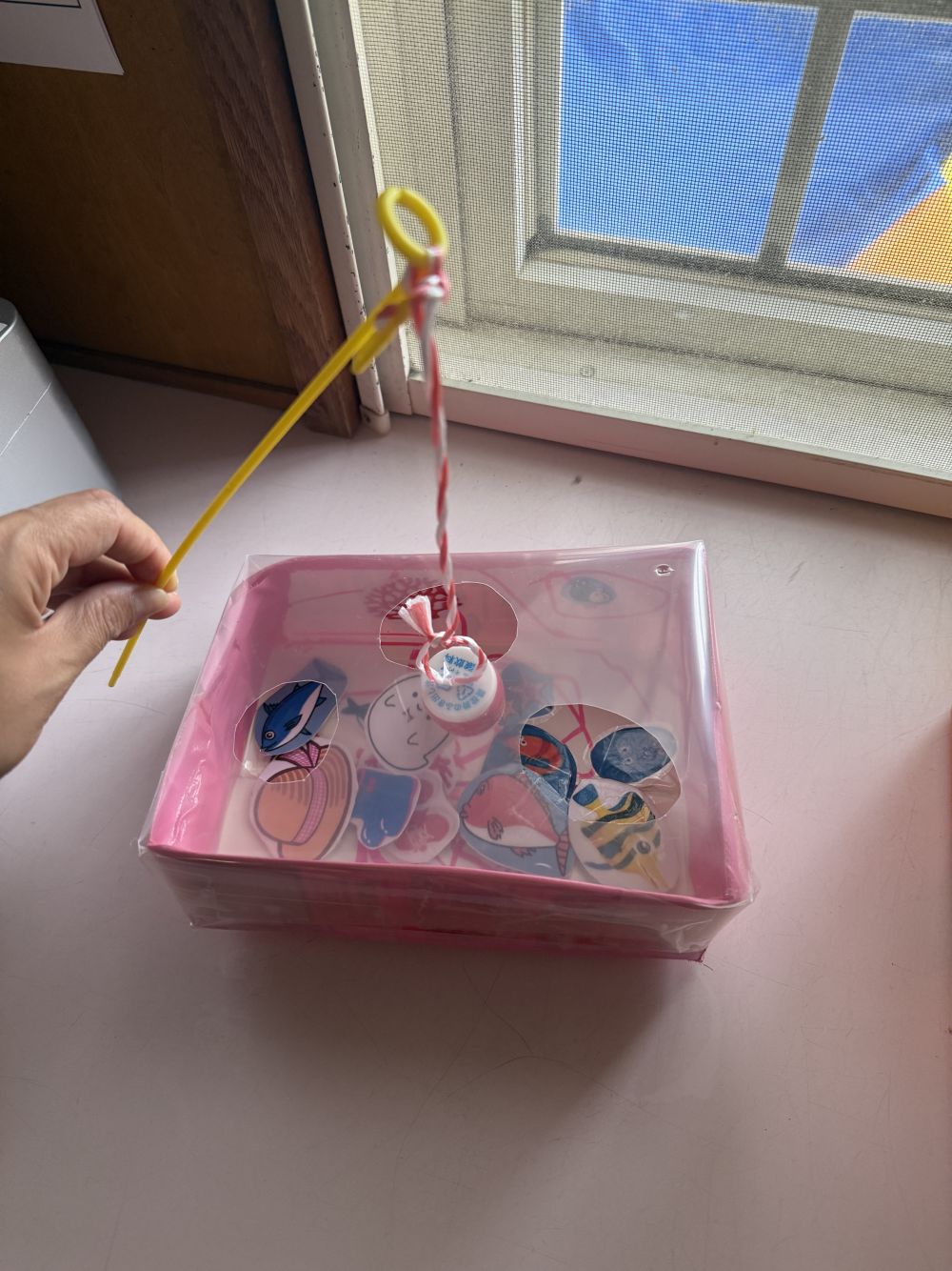 2歳児 クマ
『さかなつり』
水槽の中は、自分でぬりぬりしました!
中には、魚…じゃないのも入ってる!?
何が釣れるかな🐟
釣った魚たちが落ちないように、
そーっと釣ってね😆