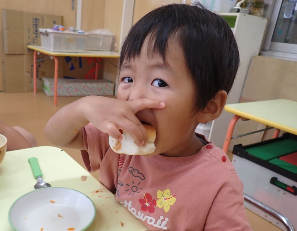 毎日暑い日が続いていますね。
暑さに負けないように、しっかり食べて
元気いっぱいに過ごしてほしいです♪
今日の給食は
『ホットドック』と『ワンタン風スープ』
クマ組さんをのぞいてみると
みんな大好きなウインナーを頬張って
「おいしい💗」との声が聞こえてきました。
あっという間に完食🐻