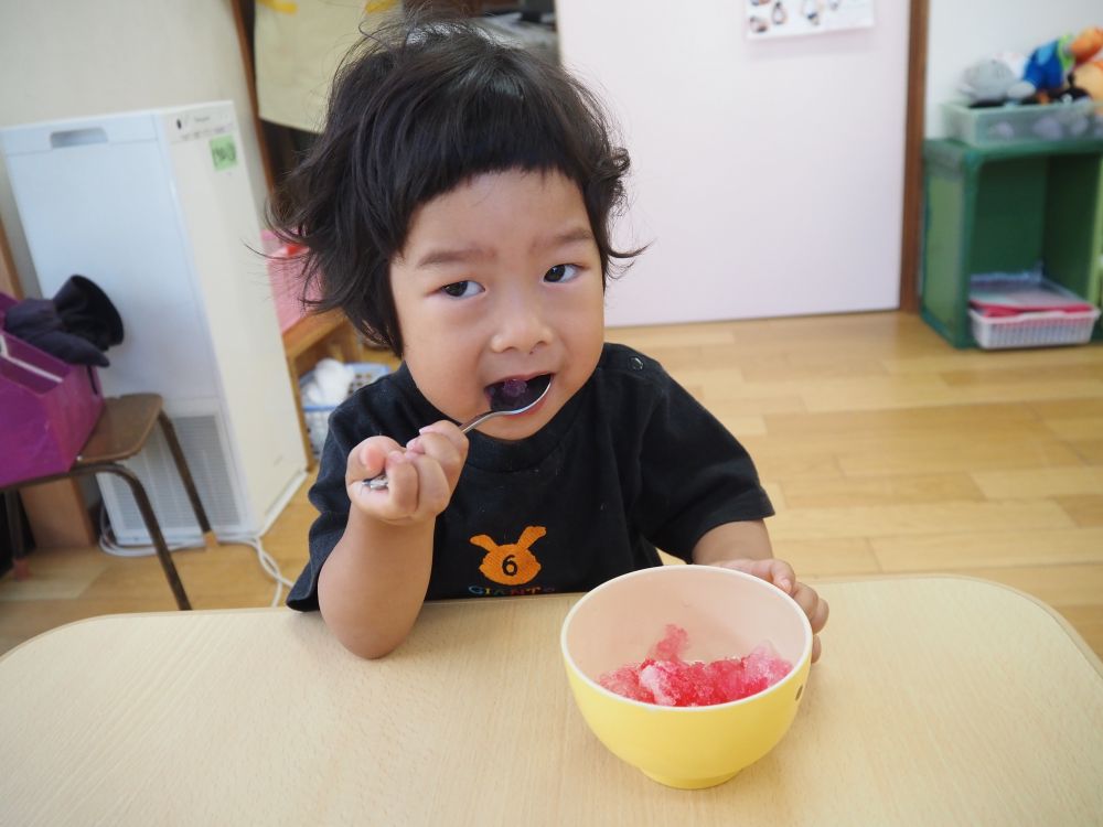 待ってました!かき氷!
暑ーい日には最高の一杯♡
遊びの中でかき氷を作ったり
かき氷の手遊びをしたりと
この日を楽しみにしていました!
スプーンの進み具合が
とんでもなく早いIくん
時々 “キーン”と 冷たさを感じる
そんな表情もまたかわいい♡