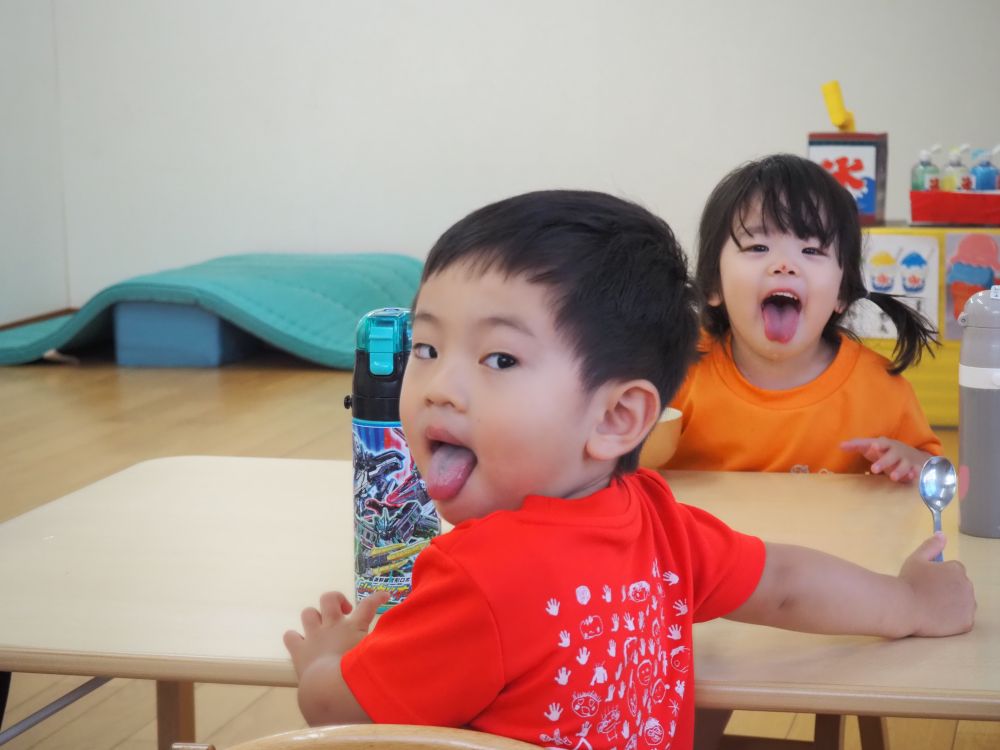 「あっかんべー!」
どんな色になっているかな♡
みんなでベロを見せ合いっこ!