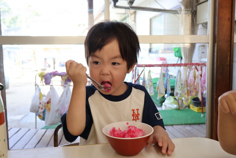 かき氷初挑戦のSくん
恐る恐る一口パクリ!
“おいしーい♡”
かき氷の甘さと大好きな赤色にメロメロ♪
「あか!あか!」
と喜びながら口いっぱいにほおばっていました♡