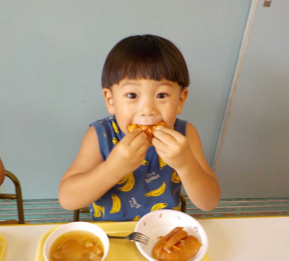 毎日暑い日が続きますが、子どもたちは元気いっぱい!!
「今日の給食なに~??」
給食室を覗いて・・・
「パンがいっぱいあるー」
今日はみんなの好きなホットドックよ♡
毎日給食室の窓を覗きながら給食を楽しみにしている子どもたちです!
給食時間、クラスを回ってみると・・・
「せんせー見てみて!!」
大きなお口いっぱいに頬張る姿が(笑)