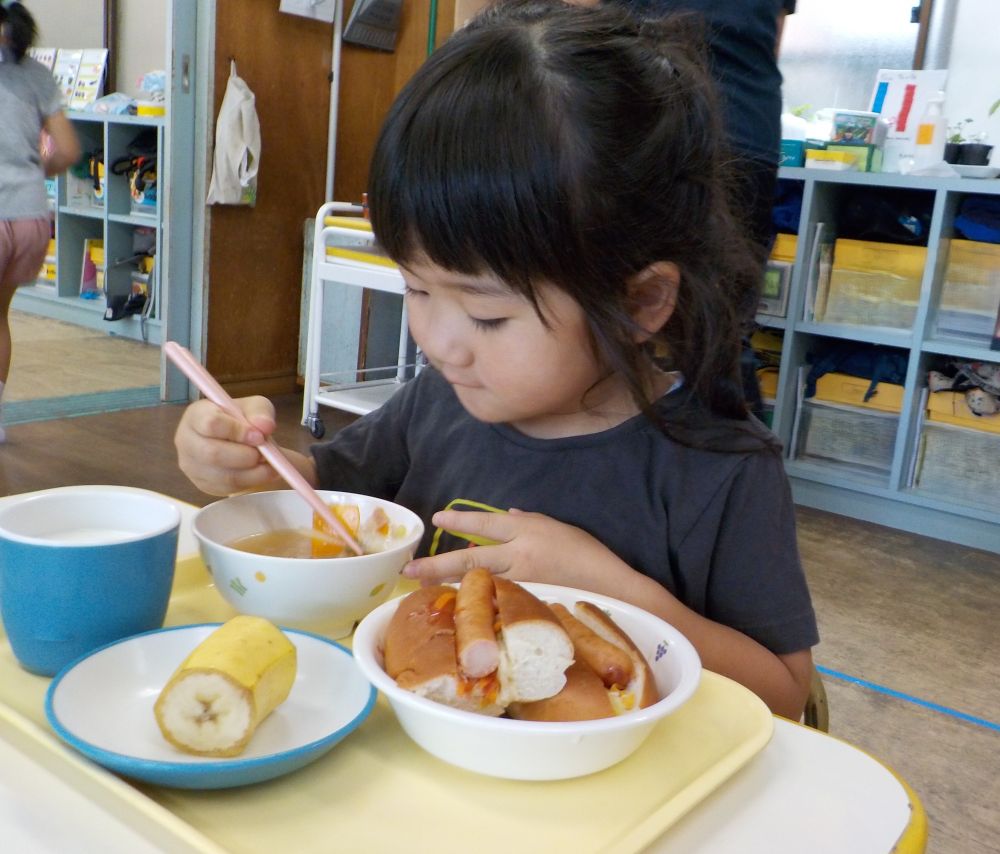 スープを食べるときにしっかりお椀に手を添えて・・・
かっこいい姿を見せてくれるFちゃん!
箸の持ち方もみんな少しづつ上手になってきましたね
「これおいしい~!」
「みんな食べれるー」