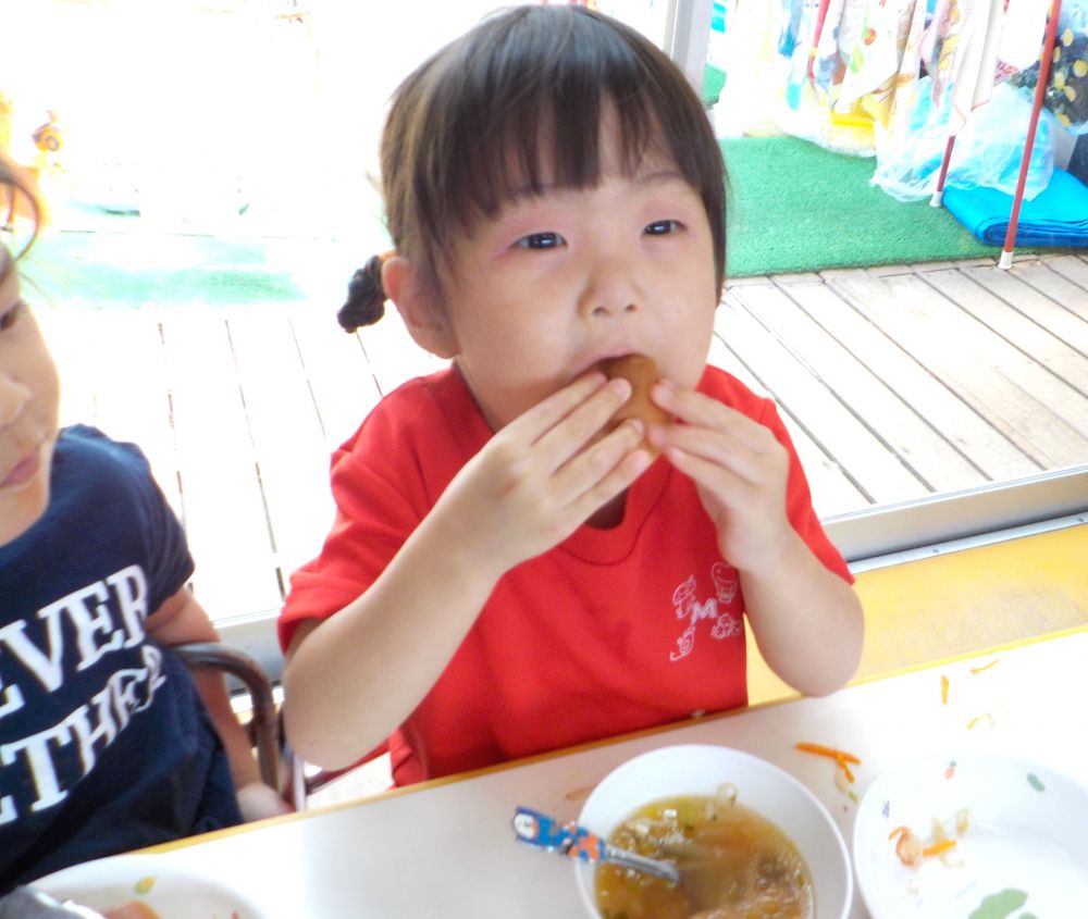 大好きなフランクフルトはおかわりもたくさんありましたが
あっという間に完食です♡
明日はどんな給食時間になるのか楽しみです♪
しっかり食べて暑い夏を乗り越えましょう♡