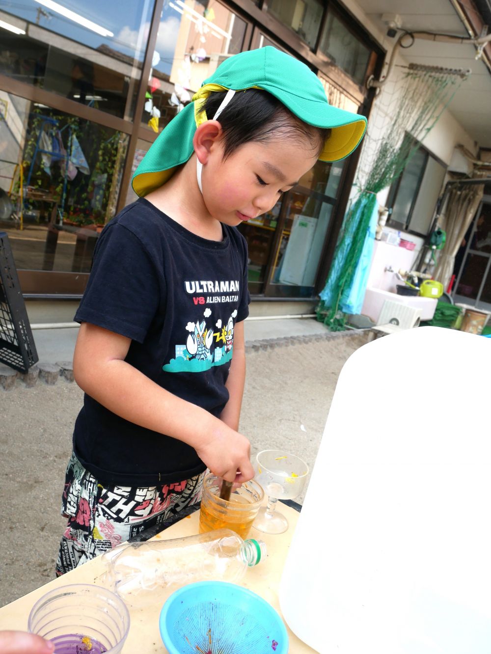 プールも始まり
全身で水遊びを楽しむ中…
それぞれが遊び方を見つけています
色水遊びを楽しむ友達
いろんな色の花を使って
色が出るのを楽しんだり…
違う色を混ぜて色の変化を楽しんだり…
「僕も混ぜてみよう~」 とTくん