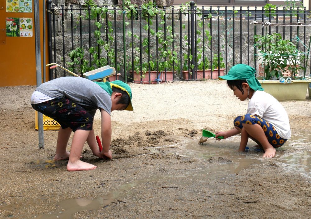 全身で水遊びを楽しんだあと
溜まった水で道づくり…
Rくんがもくもくと作っていると
「Kちゃんも手伝うよ!!」
と水が流れる道を伸ばしていく…
