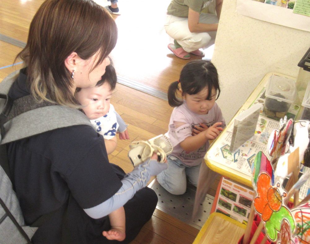 最近虫の観察や虫探しが好きなⅯちゃん
今日はお母さんと弟と一緒に観察中・・・
『これはアリさんのお家よ♡』
自分の言葉で伝えているⅯちゃんです
これからも様々な遊びを楽しんだり
経験したりしながら成長していく子どもたちを
一緒に見守っていけたら良いですね
たくさんの方のご参加ありがとうございました♡