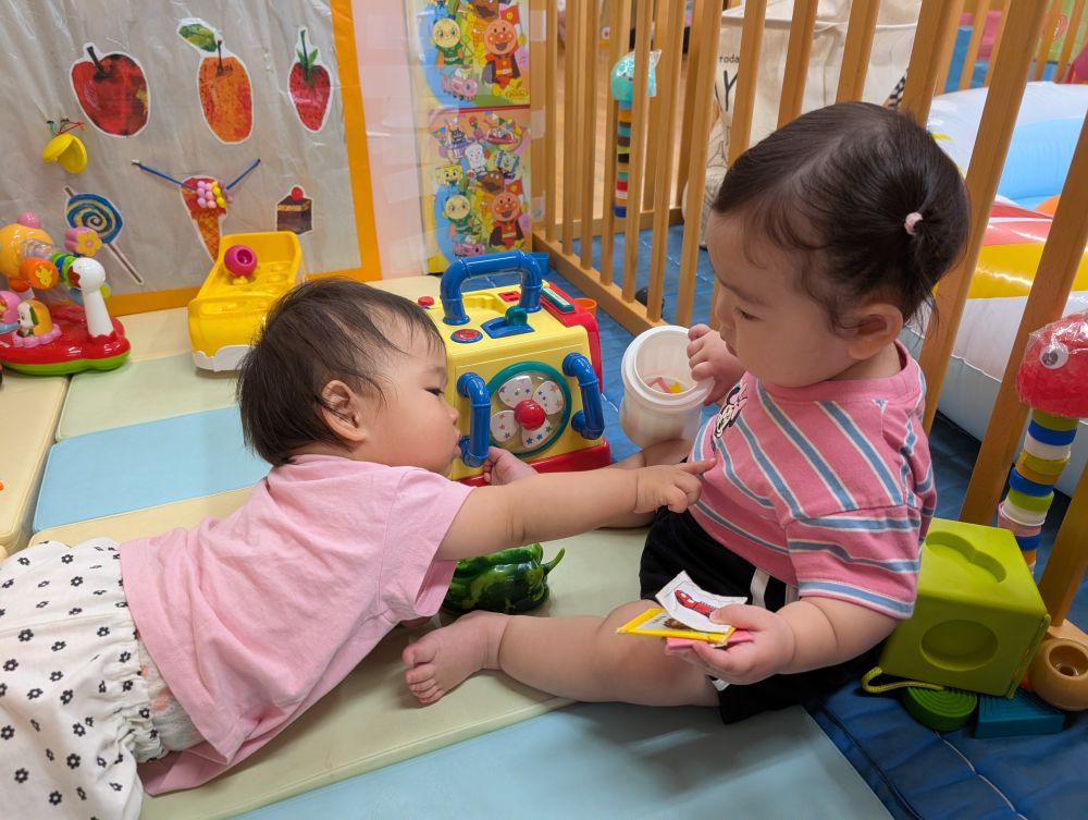 友だちのところまでずりばいで移動して、
目が合うとにっこり笑っていたよ♪