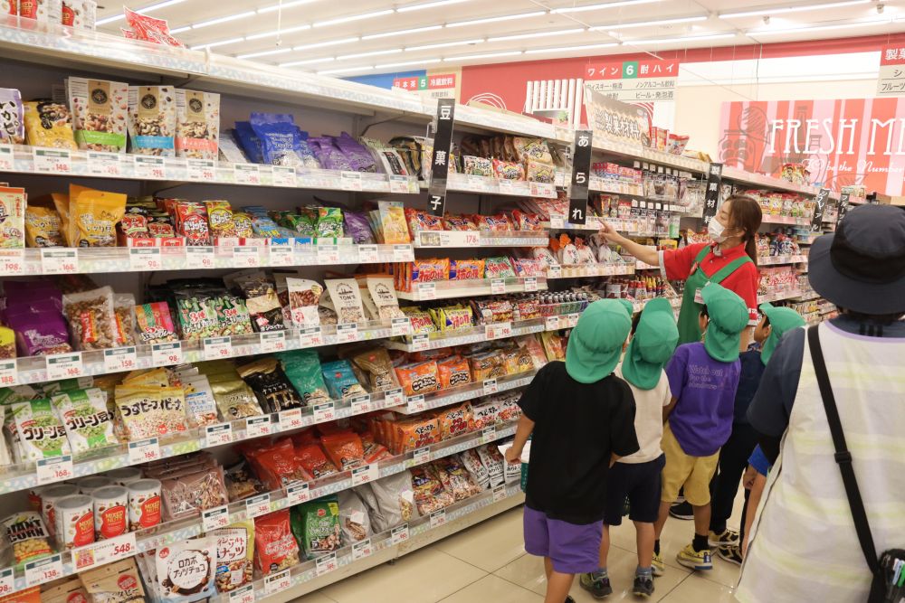 デザートのフルーチェを探しますがなかなか見つからず
そんな時はお店の人に聞いてみよう!
サクッとフルーチェの場所を教えてくれた店員さんは、6年前卒園したWちゃんのお母さん
卒園児もですが、久しぶりに元気な保護者の方にも、会うと嬉しく思います