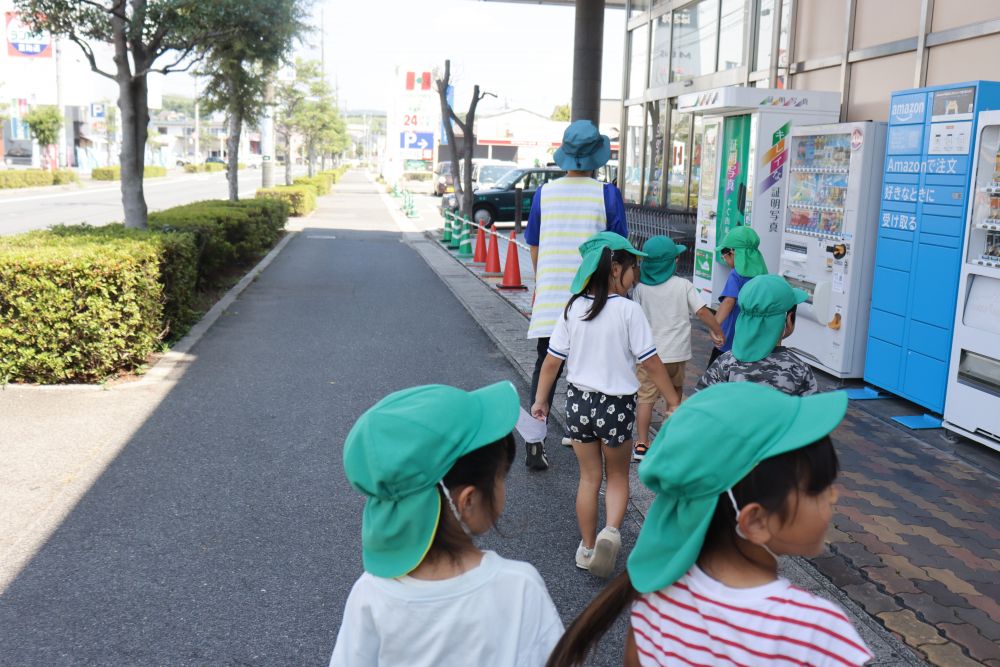 続きましては、トカゲとカエルが名前の由来
とかぴょんチームのお買い物
ちなみに、写真はありませんが、買い物の行く前に子ども達と一緒に
近所の方にお泊り保育のお知らせの手紙を渡し挨拶に行きました
皆様笑顔で
「楽しんでねぇ~☆」と声をいただき、増々ニコニコの子ども達
