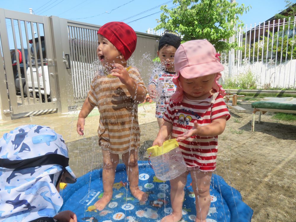 プールの外にはもう一つ、楽しい遊び場があります♡
水が噴水のように吹き出るマット！
水のトンネルを出たり入ったり♪
顔に水がかかっても気にせず楽しんでいます！

最後の片付けまで「まだまだ遊びたい！！」と
じっくりたっぷり遊んでいました

また次のプールも楽しみにしていてね♪
