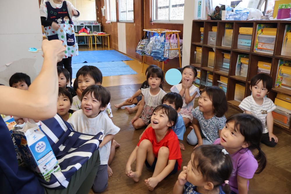 毎日暑くて楽しい夏☀
でも今日はちょっぴり涼やかな遊びを楽しんだリス組さん。
楽しみにしていたキラキラゼリーあそび!
赤、青、黄色・・・
キラキラしたゼリーにみんなの期待も高まって目がキラキラ✨