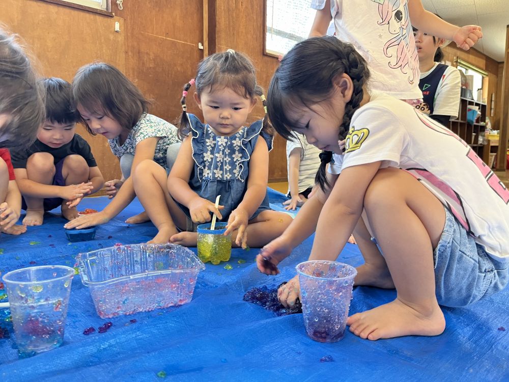 スプーンですくったり、にぎったり♡
「ちゅるちゅるする~!」
「冷たくて気持ちいいね~!」
光が当たると、みんなの手もキラキラしてとってもきれい♡