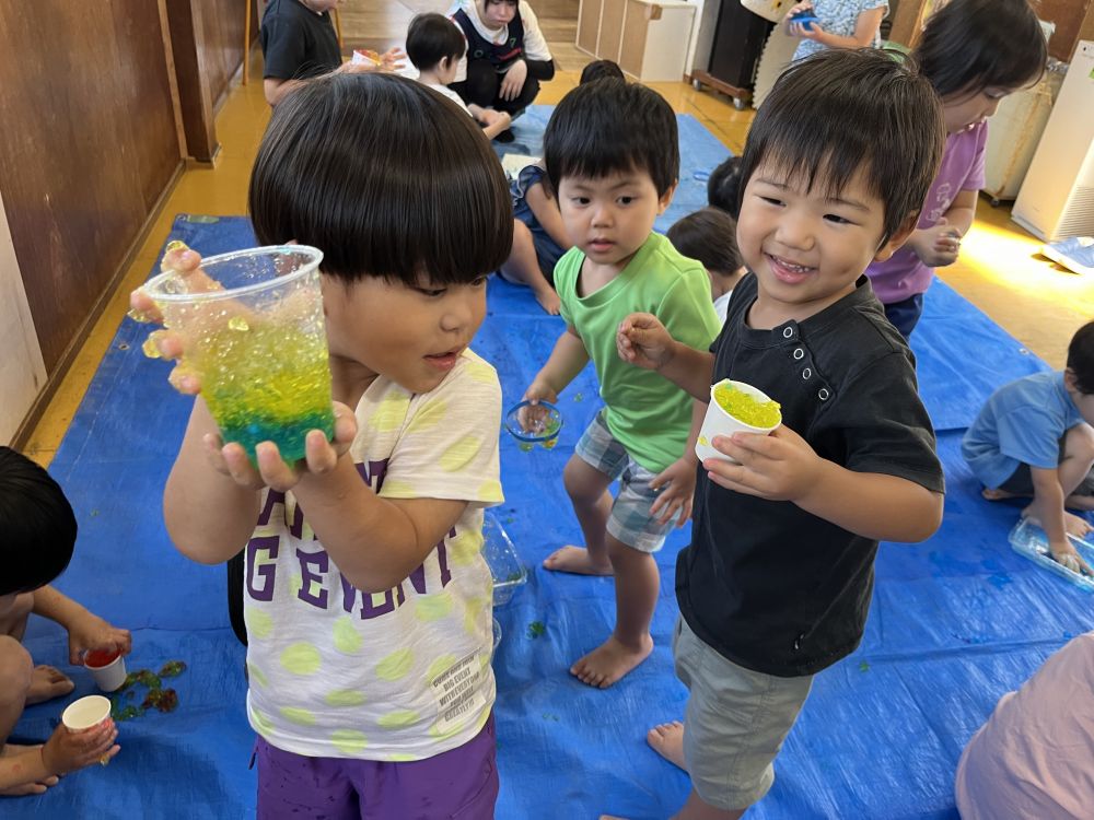 感触を味わって、砕いたゼリーを集めたら、素敵なジュースにへんし~ん!!
Sくん&Gくん「かんぱ~い!!」
いろいろ混ぜたら、色も変わって!?たくさん楽しみや発見がありました✨
今度は何色にしようかな?かき氷もできるかな?
また遊ぼうね♡