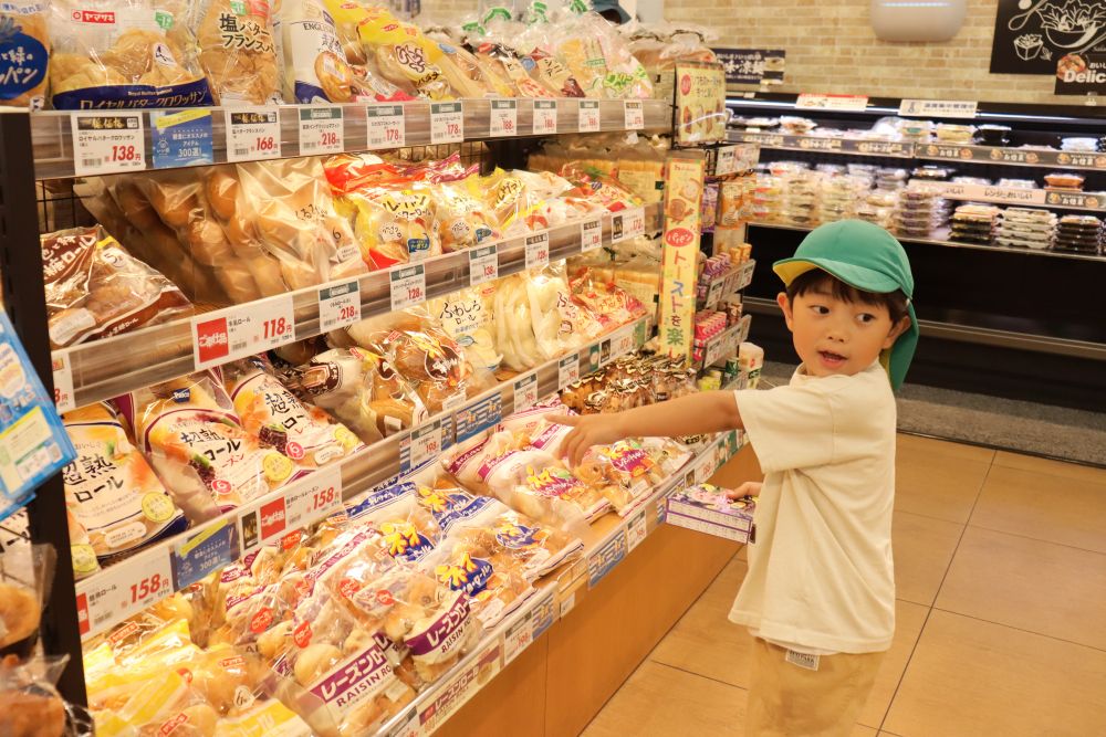 とかぴょんチームは朝ご飯のピザ用のパンも買います
保育者「ん~、ロールパンじゃピザはできないかな・・・?」
子ども「じゃあ、生地いるじゃん!」
保育者「確かにピザの生地はいるけど・・・今回は薄切りの食パンでいかない?」
普段、プライベートでの買い物はササっと済まそうとしてしまいがちですが、ゆったりと会話を楽しみながらの買い物も良いものです