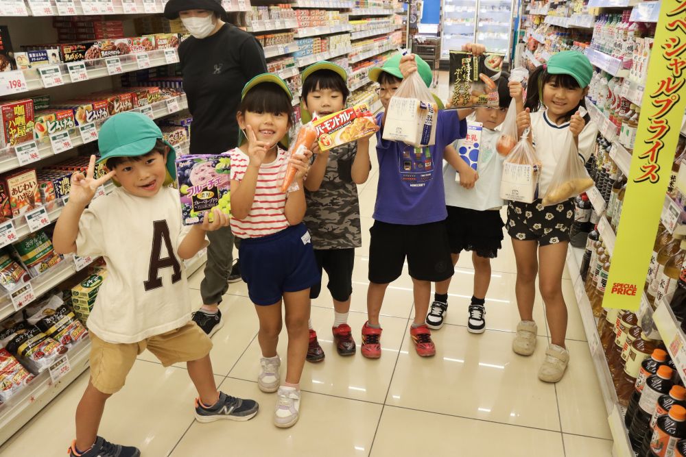 品物を確認して、買い忘れ無し!!
ウキウキ、ノリノリの子ども達
保育者「ところで、カゴは」
子ども達「みんなで持つから大丈夫」
だそうです・・・