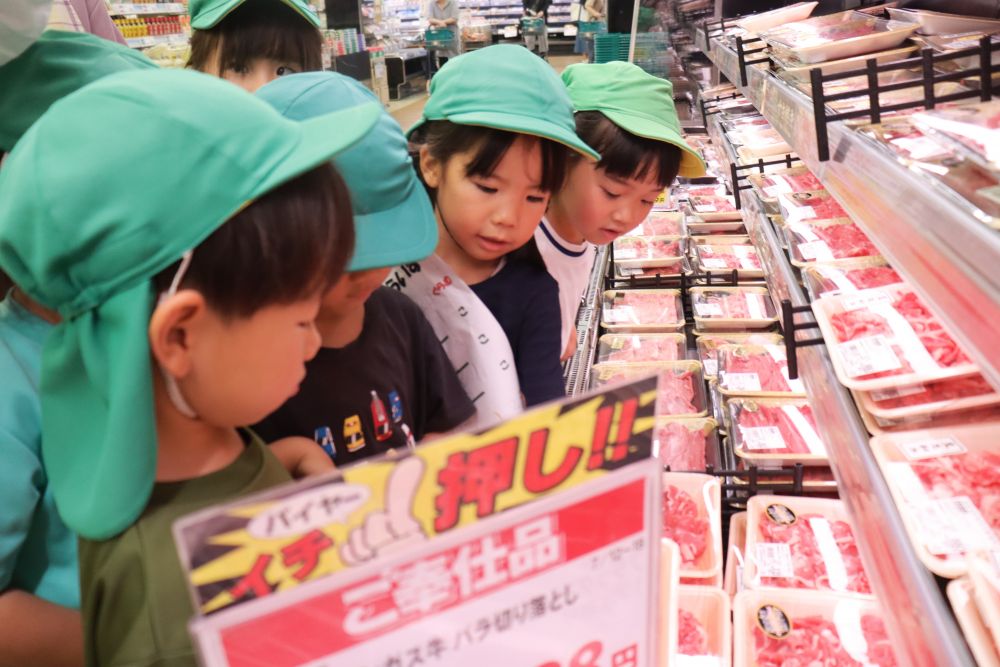 ぎゅうぎゅうになりながら牛肉を選ぶ子ども達
そんな時はやっぱり本田先生に聞いてみます
２００グラムと言っても色々な数字があるので難しい・・・

なんとなくでも、値段や重さ等々、そんなことが書いてあるんだよ
って事を伝えます
