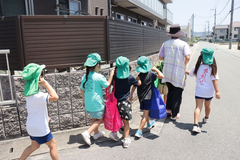 後ろ姿を見ながら、みんなたくましくなったなぁ～としみじみ

毎年の事ですが、ハローズの店員さんや地域の方に見守っていただき今年も最高のお泊り保育になりそうな予感☆

もうひとチームは全員がそろう予定が金曜日なのでそこで買い物に行きたいと思います


保育者目線のお話をさせていただきますが
毎年お店やお客さんに迷惑が掛からないように、メチャメチャ気を使って疲れますが
それ以上にとても楽しく面白い買い物時間をありがとうございます