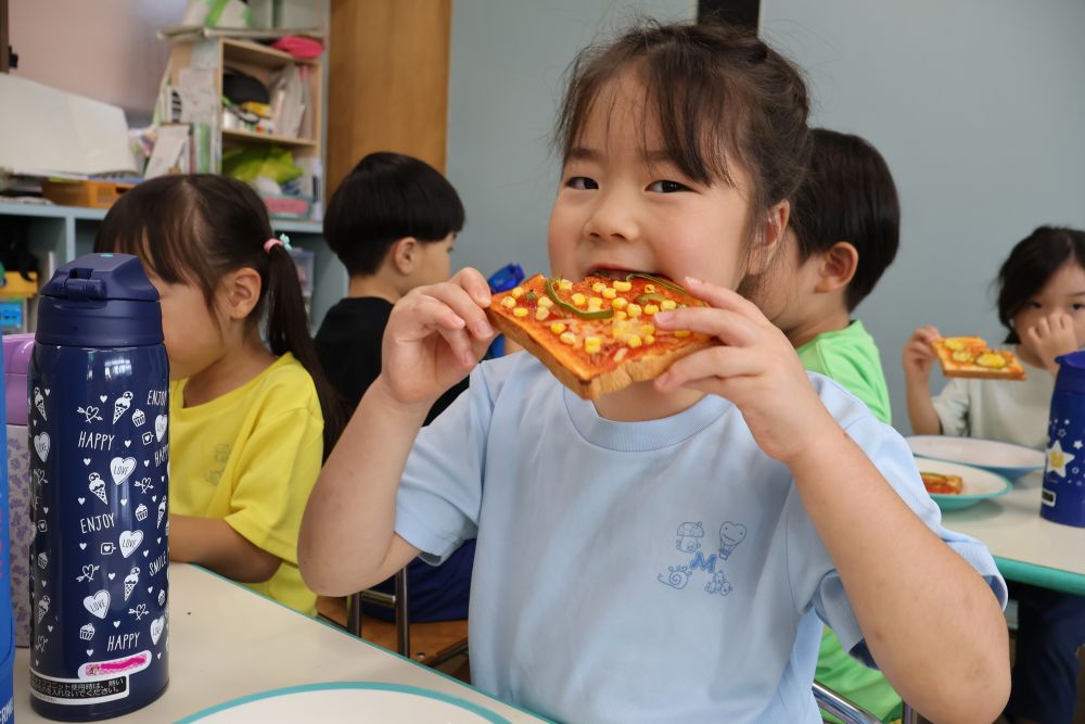 大きな口でガブッ!!
「めっちゃ美味しい!!」
自分たちで育てた野菜で作ったピザは
一段と美味しい♡