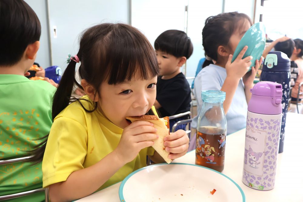 パンを丸めて…
苦手だな~普段なら選ばない野菜も
一口食べてみる♡ペロッと完食し
おかわりもあっという間に終了
次のクッキングはお泊り保育かな…?