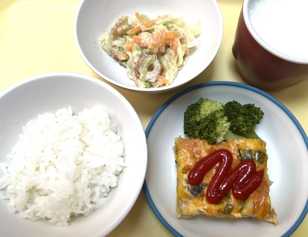 ご飯
夏野菜のキッシュ
ゆでブロッコリー
キャベツのゴマネーズ和え
牛乳