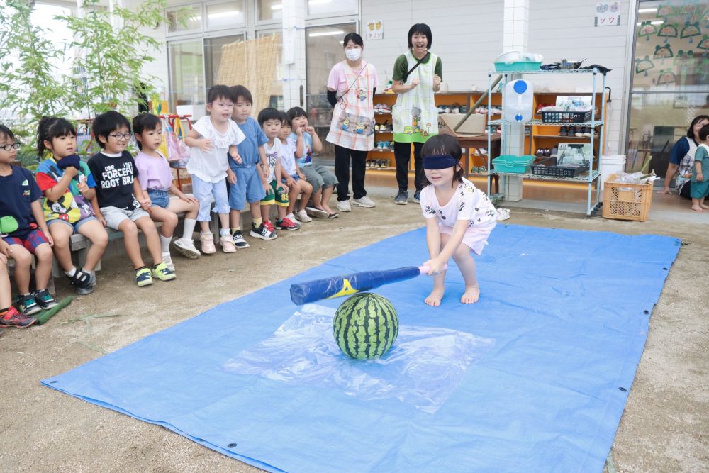 夏の風物詩「スイカ割り」
順番に雰囲気を楽しんでいきます

目隠しをしているけれど見事スイカにヒット！