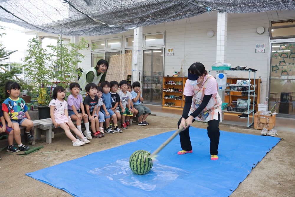 先生も挑戦しました
子ども達の声を頼りに竹の棒を思い切り振りぬくと、スイカを割ることができました
