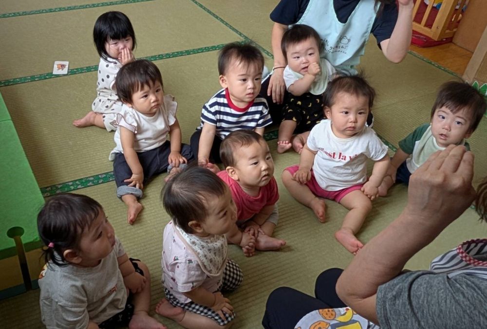 0歳児　ウサギ組
　　　『いない　いない　ばあ』

｢いない　いない　ばあ｣
かわいい動物達がダイナミックに飛び出してきます。
子ども達はびっくりしながらも、ニコニコ笑顔に・・・
先生も絵本にかくれて｢いない　いない　ばあ｣
いつ出てくるかとドキドキの真剣な顔に・・・
｢ばあ｣と飛び出ると大喜びでケラケラ笑いの花が咲きます。
０歳児にもとってもわかりやすい大好きなしかけ絵本です。