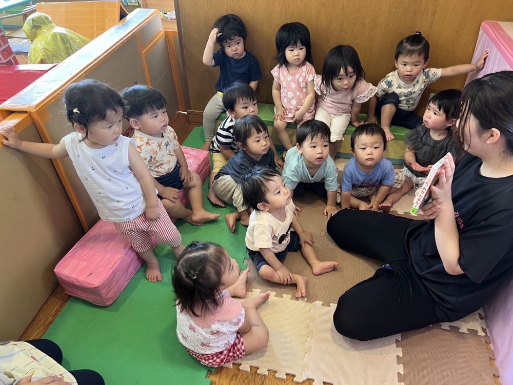 1歳児 ヒヨコ組
           『だーれだだれだ』

カバさんが隠れんぼをするお話です♪
タンスやカーテンの中に隠れているのは･･･!?

「だーれだだれだ」
と声を揃えて楽しんでいます!!