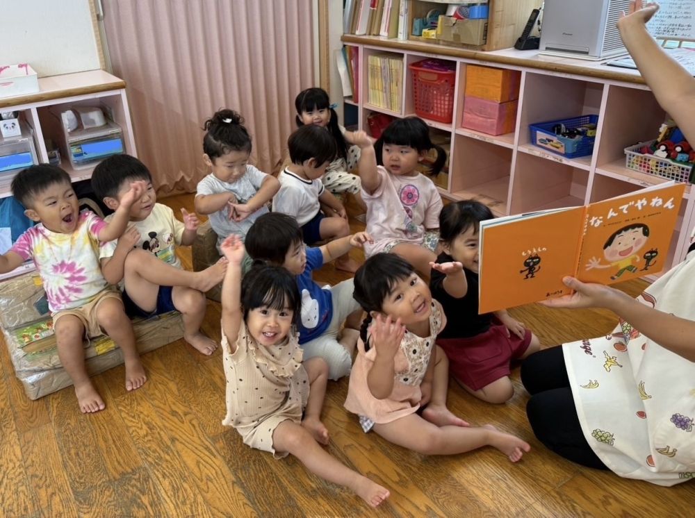2歳児 クマ組 
       『なんでやねん』
最近のクマ組さんのお気に入りは…
「なんでやねーん✋」 「もうええわ～✋」

そんなことある？！とゆうような、
ユニークな内容にみんなも一緒にツッコミ！！
大好きすぎて、内容を覚えて、
子ども同士で読んで、みんなで大爆笑😆
とっても面白い絵本です📖´-

