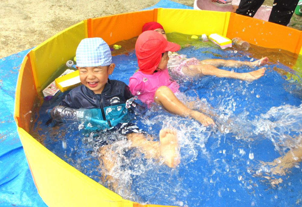 「せーの！」
友達と一緒に、思いっきりバタ足！
息を合わせて足を動かすN君とHちゃん

「わー！おもしろい！」
体にかかってくる水が気持ちよさそうです♪
2人で同時にすると水しぶきがどんどん大きくなって楽しい！

