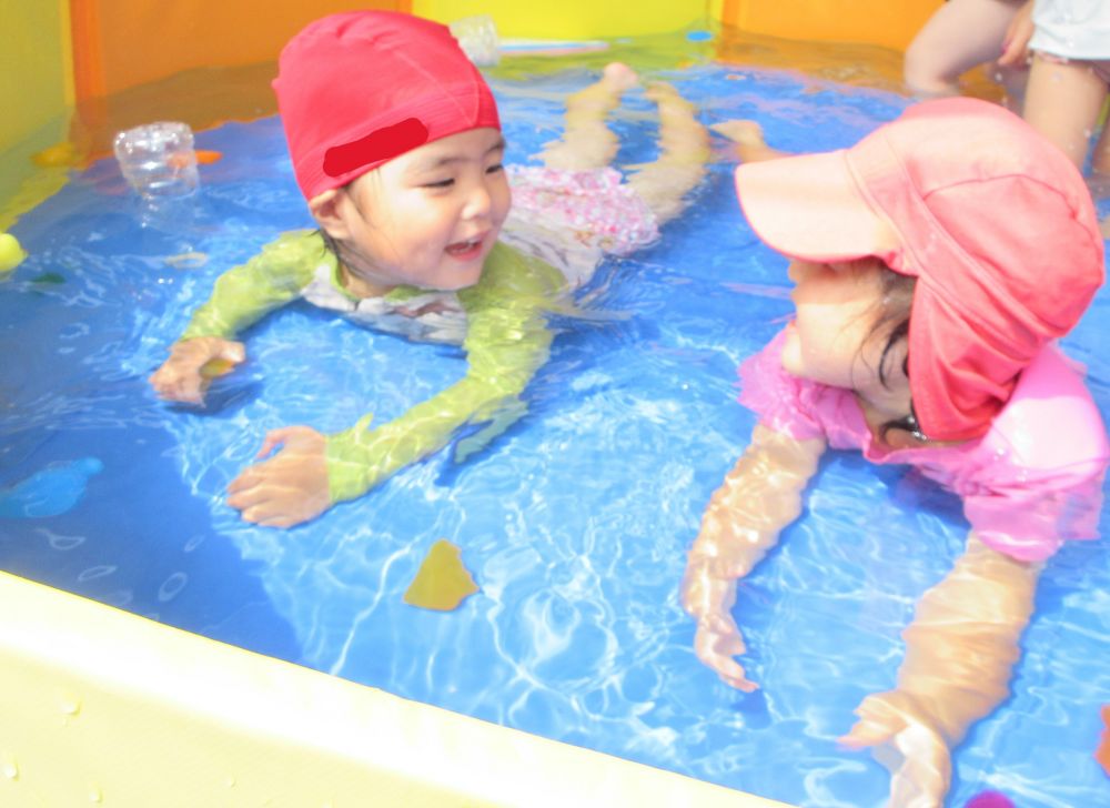 プールの中で、まったり・・・♡

「きもちいいね～！」
「うん！」

体ごと水に浸かってまったり遊ぶ2人
一緒にワニ歩きしたり、会話したりして思い切り楽しみました

次回のプールもたくさん遊ぼうね！