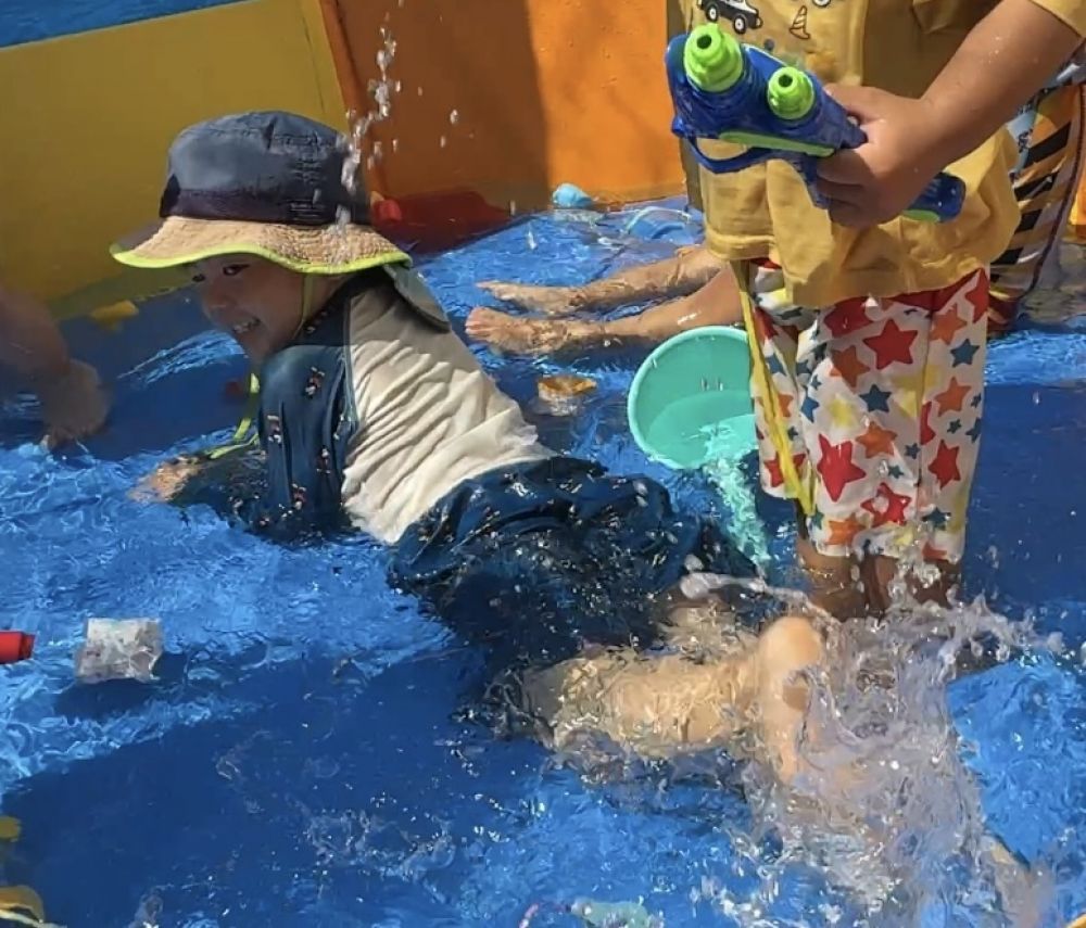 毎日暑いけど、
子ども達は水遊びにプールに大喜びです✨️

最初の頃は、
じゃぼんとつかるのもちょっと怖かったけど…
気づけばバタバタバタ…！！
水しぶきがあがるほど、
元気いっぱい楽しめるようになったTくん😆