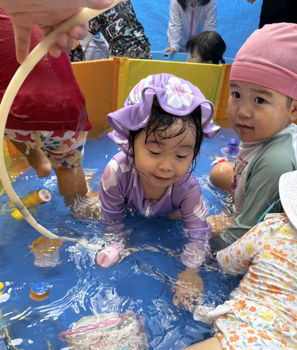 フラフープの輪っかをくぐりまーす○
ワニさんになりきってどんどんくぐります🐊